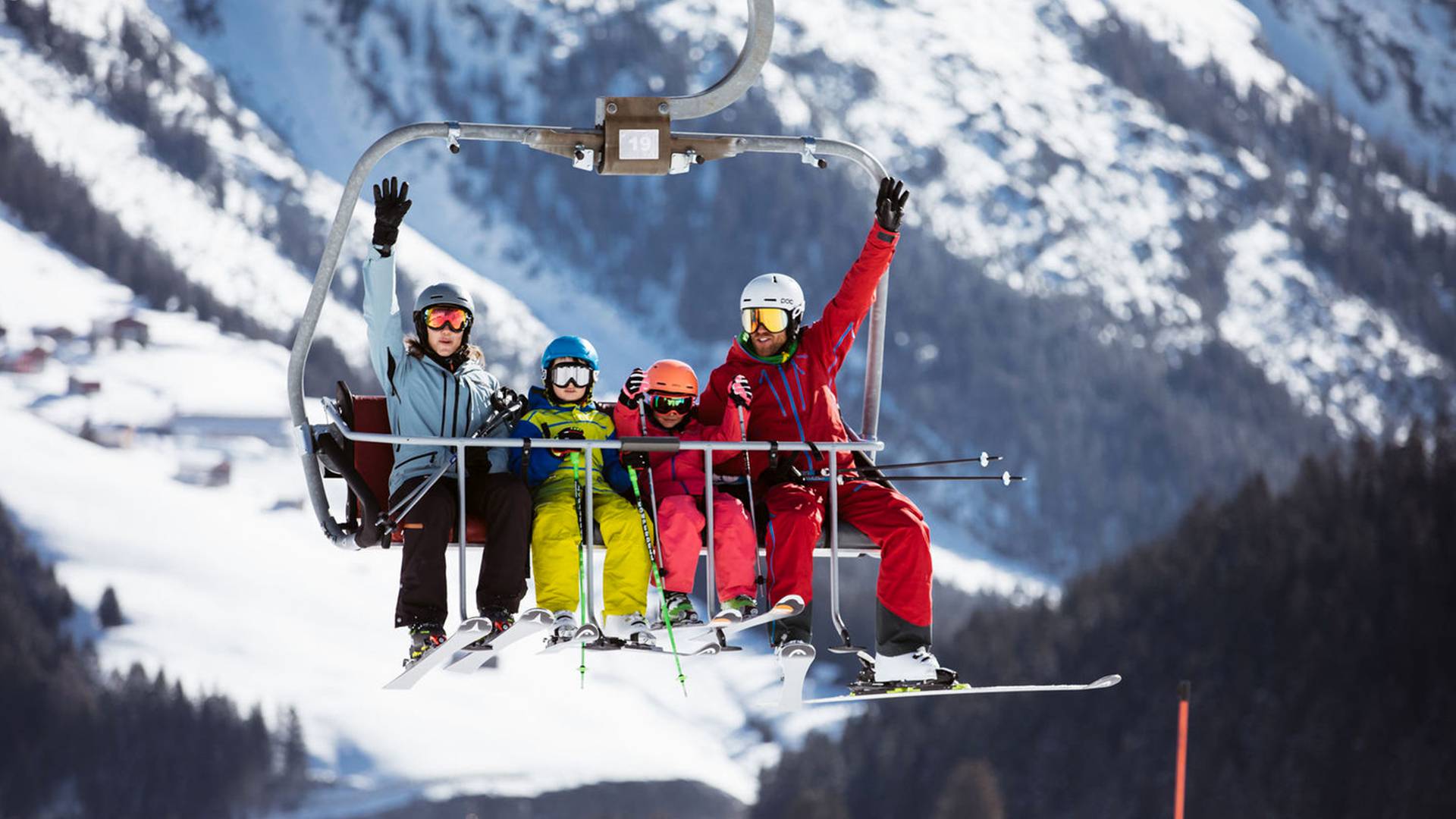 Winter holiday with children in the Lechtal: Skiing, tobogganing and snowy fun - Lechquell Hotel Post