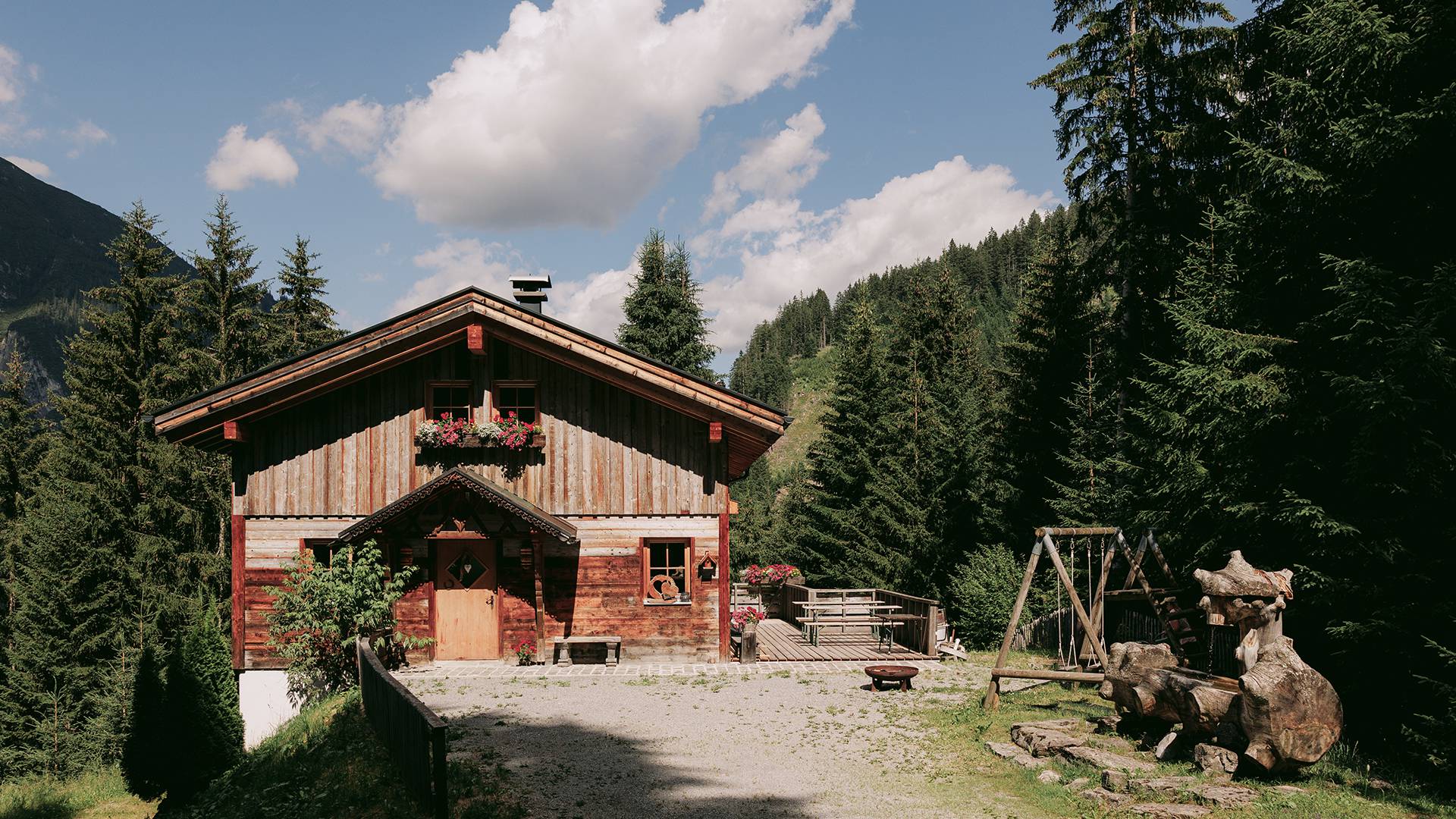 Family holidays in Tirol - discovering nature together: Mountains, Lech, alpine pastures and plenty of nature - Lechquell Hotel Post