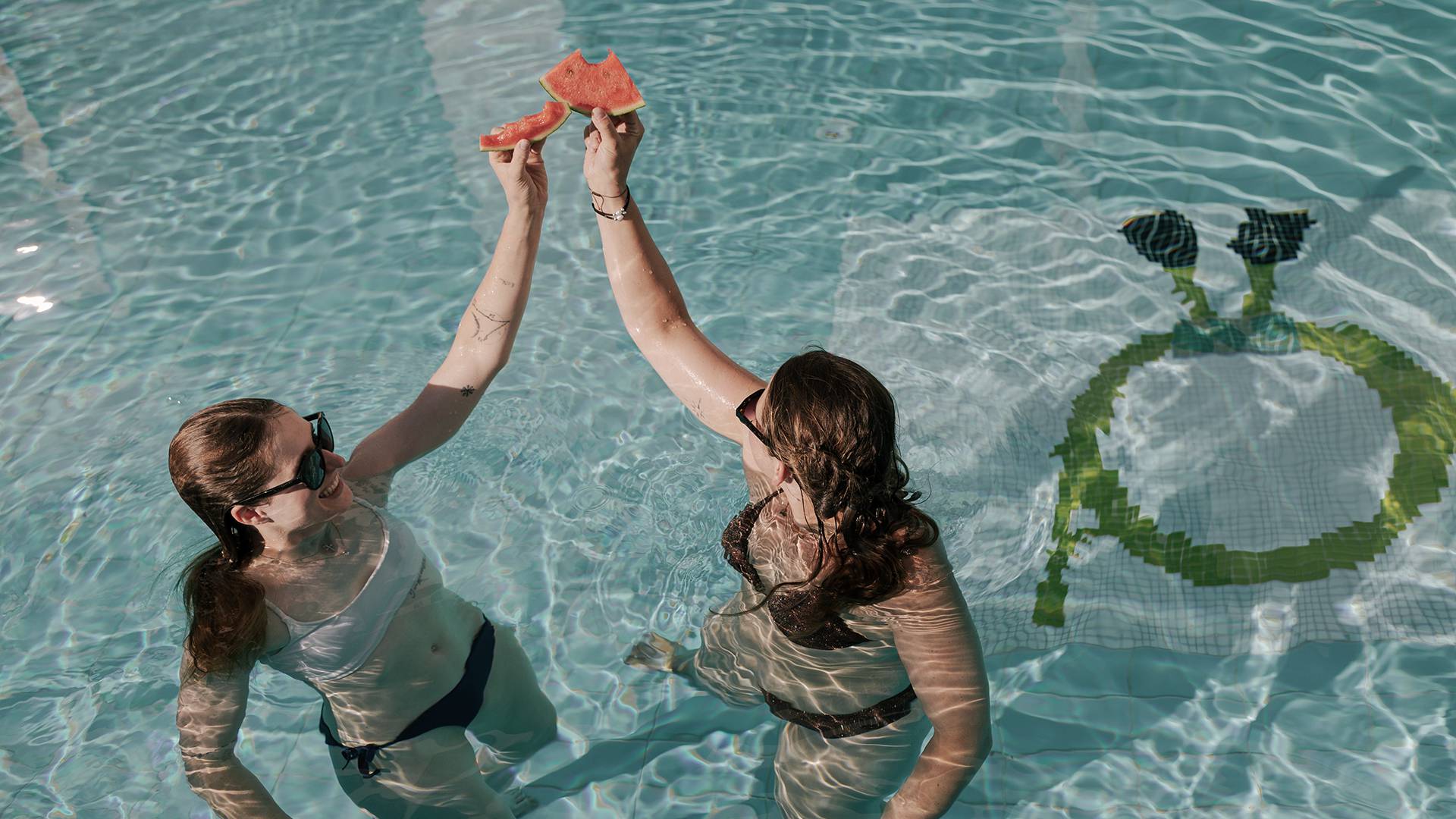 Swimming with the whole family: Warm water. Joyful children's laughter. Wonderful holiday moments. - Lechquell Hotel Post