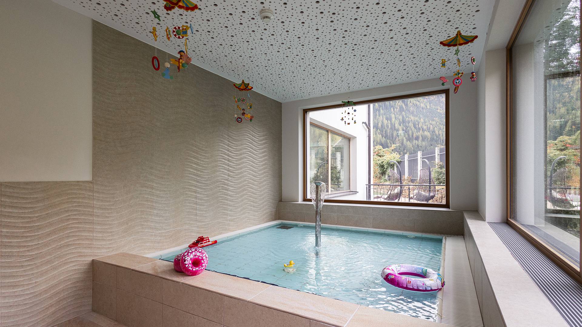 Children's pool for little water lovers: Paddling, splashing and discovering - Lechquell Hotel Post