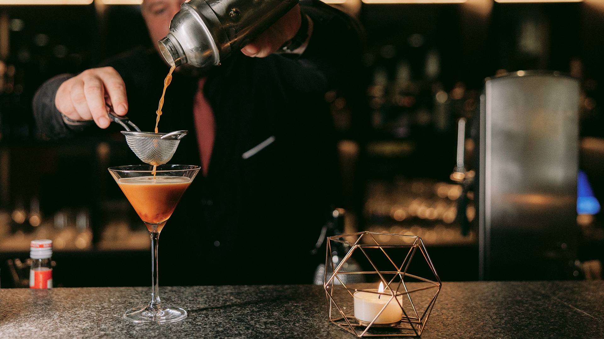 Hotel bar - rounding off the day in style: A place to meet. Get to know one another. Good conversation. - Lechquell Hotel Post