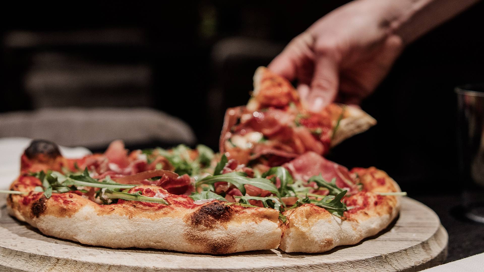 Freshly baked pizza: Also available to take away - Lechquell Hotel Post