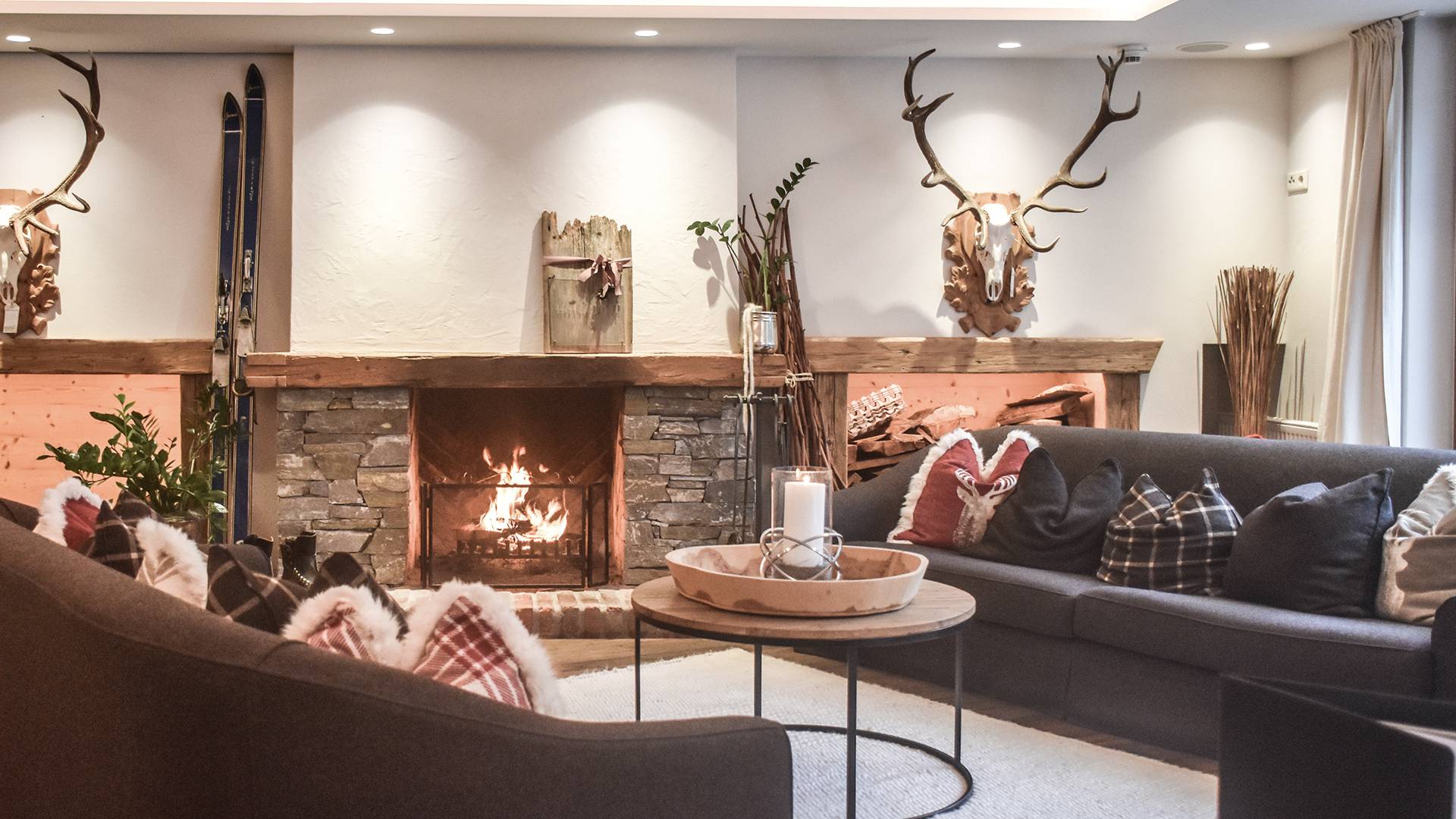 Fireplace Lounge: People. Drinks. Good conversation. - Lechquell Hotel Post