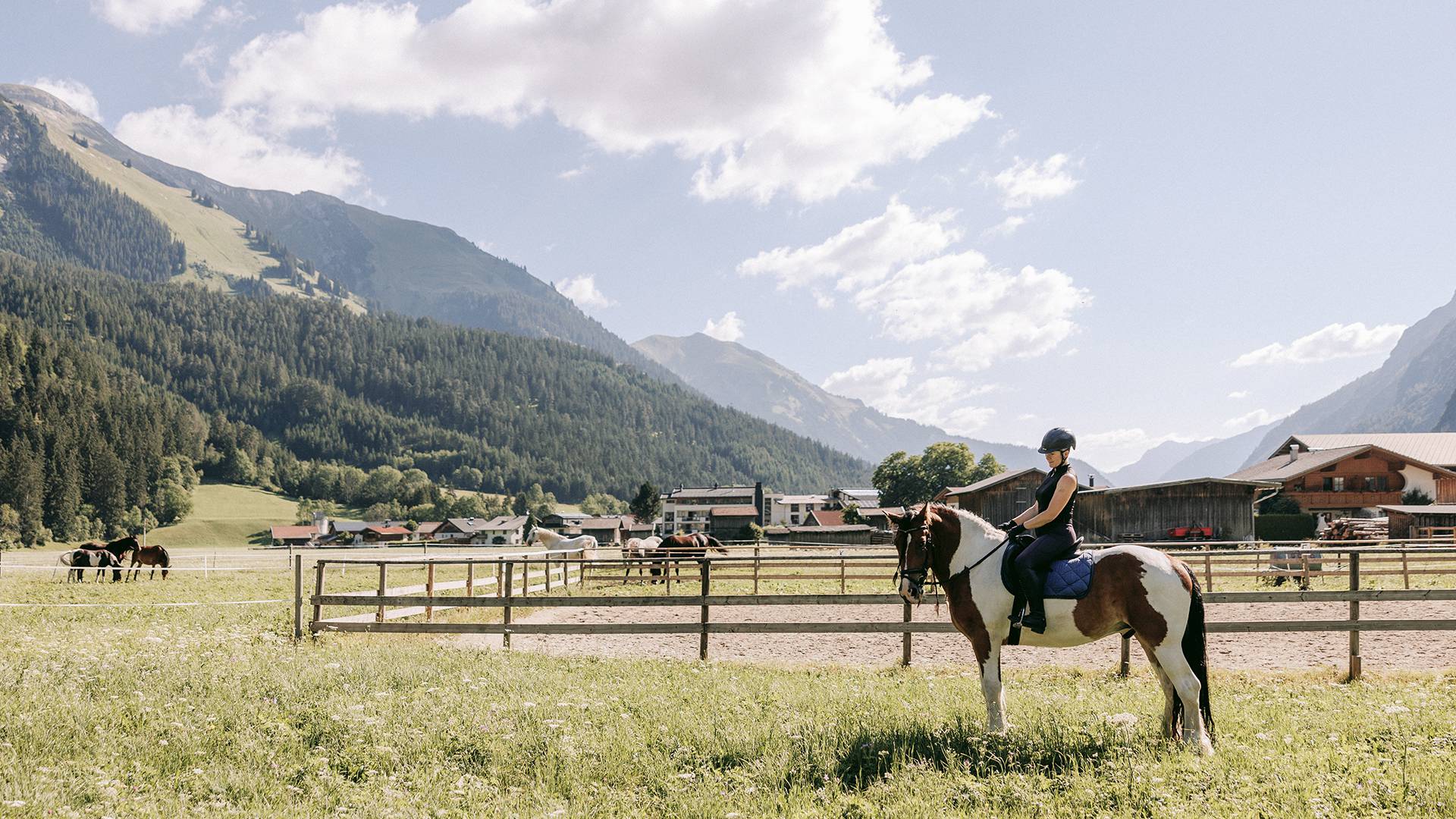 Horse riding, spending time with horses and discovering nature together - Lechquell Hotel Post