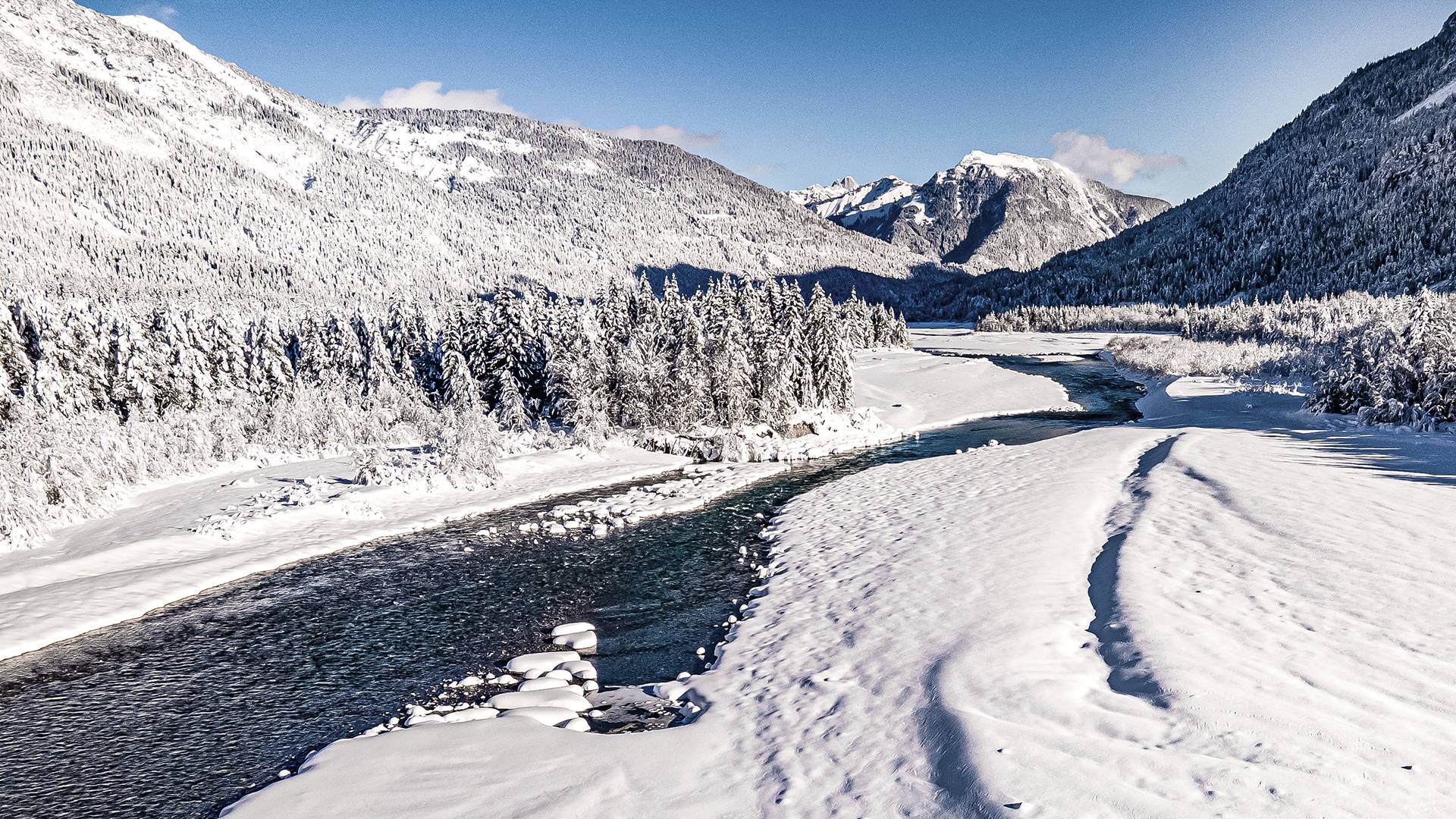 130 kilometres of winter hiking trails in Lechtal: Through the snowy landscape - Lechquell Hotel Post