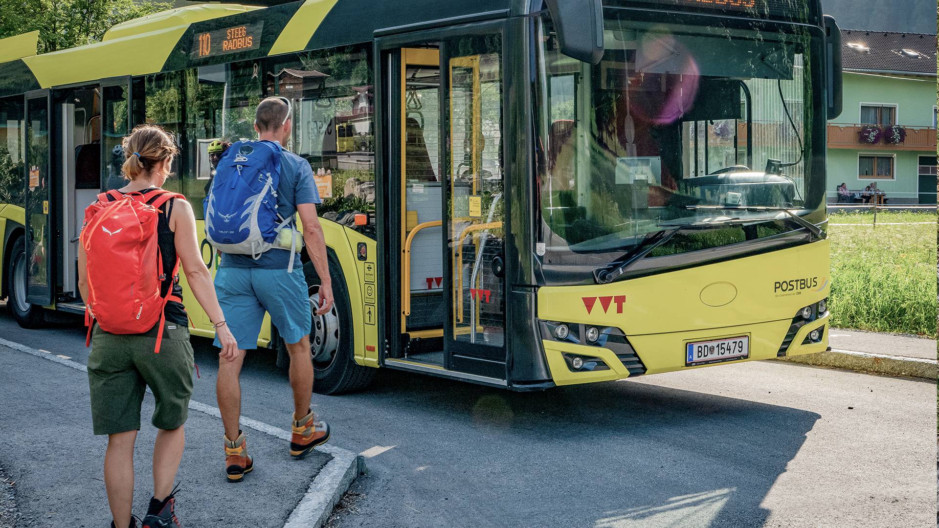 Aankomst met de trein: Wij wensen u een punctuele aankomst - Lechquell Hotel Post